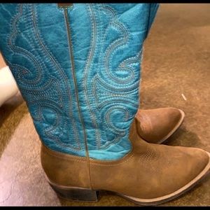 Super cute cowgirl boots! Worn twice!